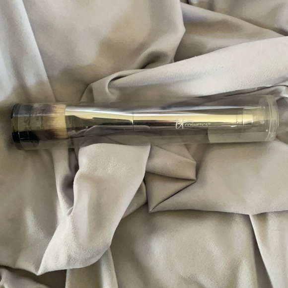 It Cosmetics Makeup Brush - Picture 1 of 7